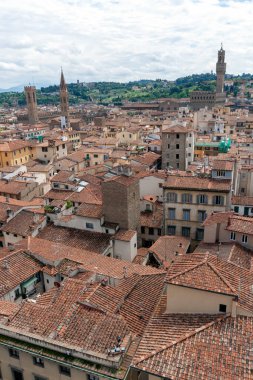 Floransa 'nın kırmızı çatıları, İtalya' da bir yaz günü. Floransa Katedrali 'nin çan kulesinden görüntü.
