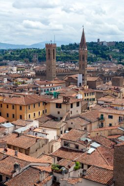 Floransa 'nın kırmızı çatıları, İtalya' da bir yaz günü. Floransa Katedrali 'nin çan kulesinden görüntü.