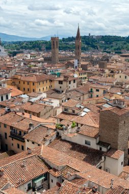 Floransa 'nın kırmızı çatıları, İtalya' da bir yaz günü. Floransa Katedrali 'nin çan kulesinden görüntü.