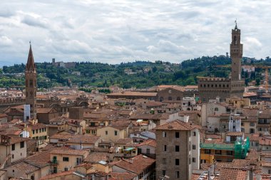 Floransa 'nın kırmızı çatıları, İtalya' da bir yaz günü. Floransa Katedrali 'nin çan kulesinden görüntü.