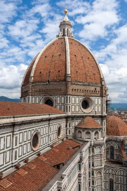 İtalya 'nın Floransa şehrinde bulutlu bir yaz gününde Aziz Mary Katedrali' nin kubbesi..