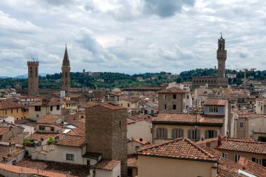 Floransa 'nın kırmızı çatıları, İtalya' da bir yaz günü. Floransa Katedrali 'nin çan kulesinden görüntü.