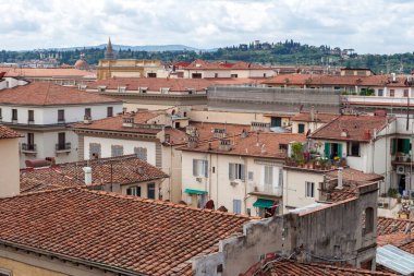 Floransa 'nın kırmızı çatıları, İtalya' da bir yaz günü. Floransa Katedrali 'nin çan kulesinden görüntü.