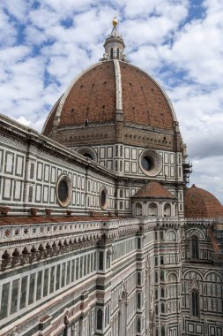 İtalya 'nın Floransa şehrinde bulutlu bir yaz gününde Aziz Mary Katedrali' nin kubbesi..