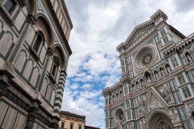 Floransa, İtalya 'da bulutlu bir yaz gününde Çiçekli Aziz Mary Katedrali.
