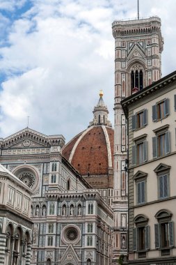 Floransa, İtalya 'da bulutlu bir yaz gününde Çiçekli Aziz Mary Katedrali.