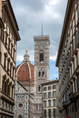 Floransa, İtalya 'da bulutlu bir yaz gününde Çiçekli Aziz Mary Katedrali.