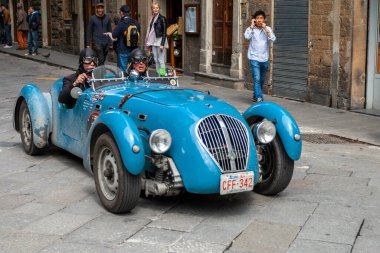 Florence, İtalya - 7 Mayıs 2010: HeALEY Silverstone (1949), Mille Miglia 2010 mitinginde Floransa 'da kalabalık bir caddede.