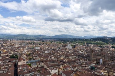 Floransa 'nın kırmızı çatıları, İtalya' nın arka planında Santa Croce Bazilikası olan bir yaz günü. Floransa Katedrali 'nin çan kulesinden görüntü.