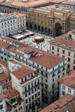 Floransa 'nın kırmızı çatıları, İtalya' nın arka planında Piazza della β bblica ile bir yaz günü. Floransa Katedrali 'nin çan kulesinden görüntü.
