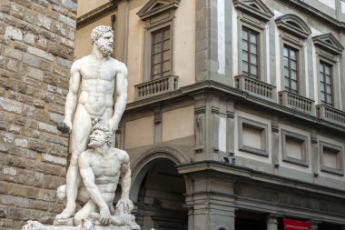 İtalya, Floransa 'daki Piazza della Signoria' daki Palazzo Vecchio 'nun önündeki Herkül ve Cacus heykeli.