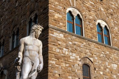 Floransa, İtalya 'daki Piazza della Signoria' daki Palazzo Vecchio 'nun önünde Fontana del Nettuno.
