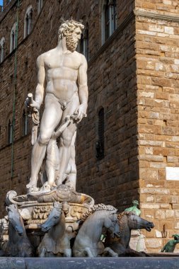 Floransa, İtalya 'daki Piazza della Signoria' daki Palazzo Vecchio 'nun önünde Fontana del Nettuno.
