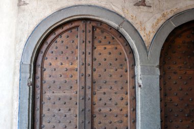 İtalya, Floransa 'daki Piazza della Signoria' daki Vecchio Sarayı 'nda ahşap kapılar..