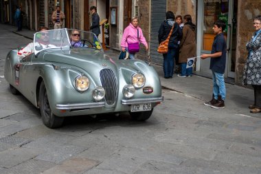 Florence, İtalya - 8 Mayıs 2010: JAGUAR XK 120 OTS Floransa 'da işlek bir caddede Mille Miglia 2010 rallisinde.