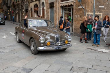 Florence, İtalya - 8 Mayıs 2010: ALFA ROMEO 1900 doppio corpo (1952) Floransa 'da işlek bir caddede Mille Miglia 2010 rallisinde.