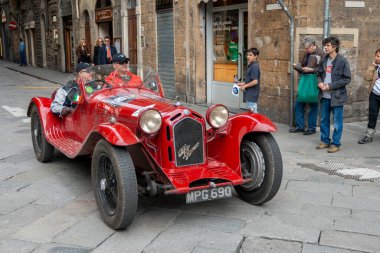 Florence, İtalya - 8 Mayıs 2010: ALFA ROMEO 8C 2300 (1932), Mille Miglia 2010 mitinginde Floransa 'da işlek bir caddede.