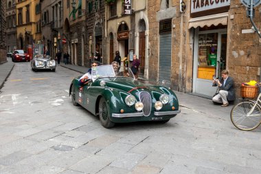 Florence, İtalya - 8 Mayıs 2010: JAGUAR XK 120 OTS (1951) Floransa 'da işlek bir caddede Mille Miglia 2010' un mitinginde.