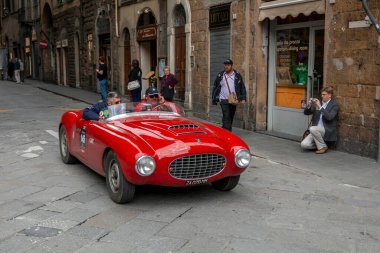Florence, İtalya - 8 Mayıs 2010: SIATA Daina 1400 GS (1952) in the rally Mille Miglia 2010 edition on a busy street in Florence.
