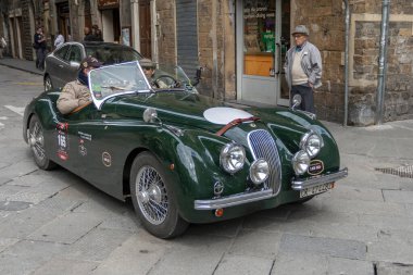 Florence, İtalya - 8 Mayıs 2010: JAGUAR XK 120 OTS (1950), Mille Miglia 2010 mitinginde Floransa 'da işlek bir caddede.