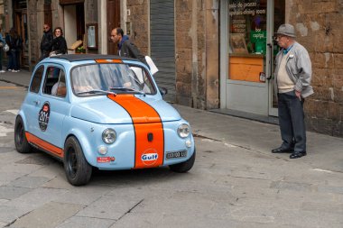 Florence, İtalya - 8 Mayıs 2010: FIAT 1100 / 103 TV Trasformabile (1955), Mille Miglia 2010 mitinginde Floransa 'da işlek bir caddede.