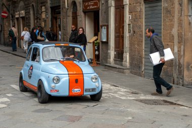 Florence, İtalya - 8 Mayıs 2010: FIAT 1100 / 103 TV Trasformabile (1955), Mille Miglia 2010 mitinginde Floransa 'da işlek bir caddede.