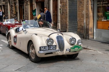 Florence, İtalya - 8 Mayıs 2010: JAGUAR XK 120 Alu (1949), Mille Miglia 2010 mitinginde Floransa 'da kalabalık bir caddede.