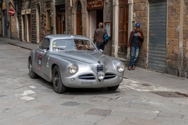 Florence, İtalya - 8 Mayıs 2010: ALFA ROMEO 1900 C Gara (1952), Mille Miglia 2010 mitinginde Floransa 'da işlek bir caddede.