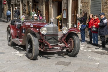 Florence, İtalya - 8 Mayıs 2010: MERCEDES-BENZ SSK (1928), Mille Miglia 2010 mitinginde Floransa 'da kalabalık bir caddede.