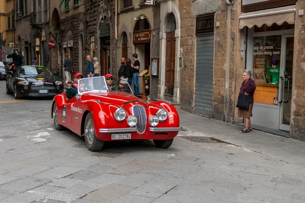 Florence, İtalya - 8 Mayıs 2010: JAGUAR XK 120 OTS Floransa 'da işlek bir caddede Mille Miglia 2010 rallisinde.