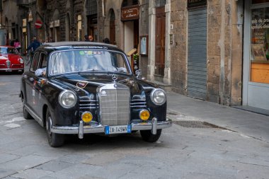 Florence, İtalya - 8 Mayıs 2010: Mille Miglia 2010 mitinginde Floransa 'da işlek bir caddede.