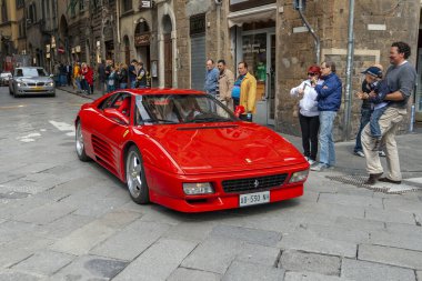 Florence, İtalya - 8 Mayıs 2010: Ferrari 348 Floransa 'da kalabalık bir caddede Mille Miglia 2010 rallisinde.