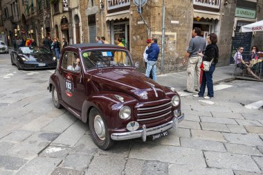 Florence, İtalya - 8 Mayıs 2010: FIAT 500 C (1953) in the rally Mille Miglia 2010 edition on a busy street in Florence.