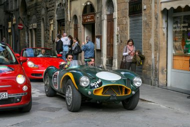 Florence, İtalya - 8 Mayıs 2010: ASTON MARTIN DB3 S / n DB3S / 5 (1953), Mille Miglia 2010 mitinginde Floransa 'da işlek bir caddede.