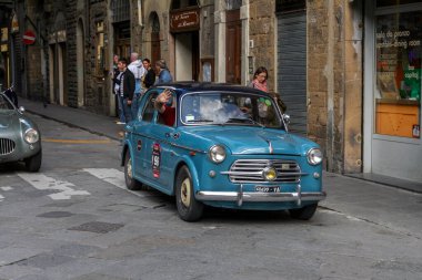 Florence, İtalya - 8 Mayıs 2010: FIAT 1100 / 103 TV (1954), Mille Miglia 2010 mitinginde Floransa 'da işlek bir caddede.