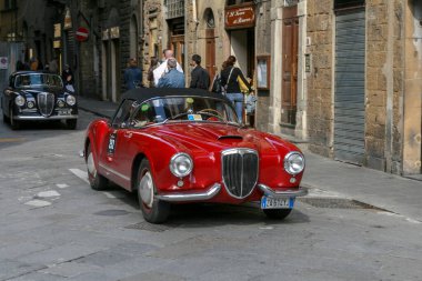 Florence, İtalya - 8 Mayıs 2010: LANCIA Aurelia B24 (1955), Mille Miglia 2010 mitinginde Floransa 'da kalabalık bir caddede.