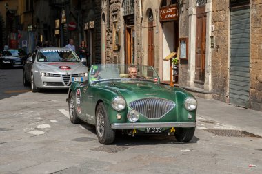 Florence, İtalya - 8 Mayıs 2010: AUSTIN HEALEY 100 BN1 (1953) Floransa 'da işlek bir caddede Mille Miglia 2010 mitinginde.