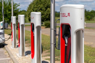 Fot, Macaristan - 6 Ağustos 2021: Macaristan 'ın Fot kentindeki Tesla Supercharger İstasyonu