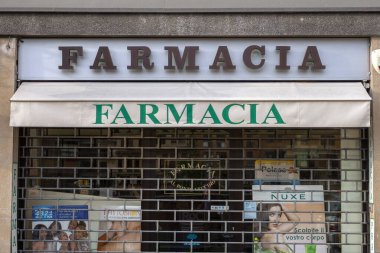 Florence, İtalya - 9 Mayıs 2010: Floransa 'da yaz günü kapalı bir eczane