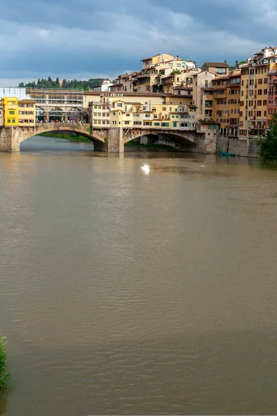 이탈리아 피렌체에 아르노 가로지르는 다리인 베키오 — 스톡 사진