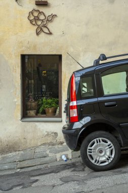 Florence, İtalya - 9 Mayıs 2010: Floransa sokaklarında bir yaz günü Fiat Panda.