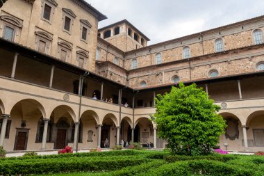 İtalya 'nın Floransa kentinin en büyük kiliselerinden biri olan Basilica di San Lorenzo' nun (St. Lawrence Bazilikası) avlusunda..