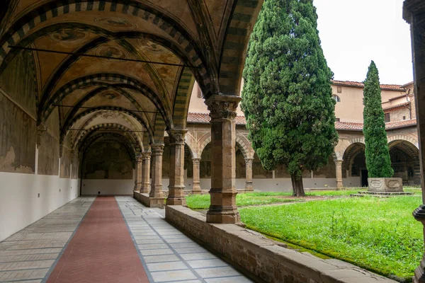 İtalya, Floransa 'da Santa Maria Novella Kilisesi' nin avlusunda..