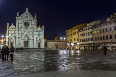 Basilica di Santa Croce di Firenze (Santa Croce) İtalya 'nın Floransa kentinde bir yaz gecesinde.