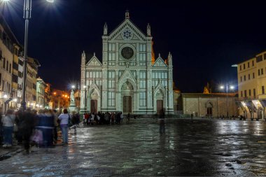 Basilica di Santa Croce di Firenze (Santa Croce) İtalya 'nın Floransa kentinde bir yaz gecesinde.