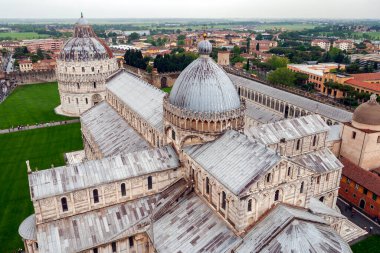 Pisa Katedrali, İtalya 'nın Pisa şehrindeki Piazza dei Miracoli' de yağmurlu bir günde.
