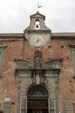 Piazza dei Miracoli İtalya 'nın Pisa şehrinde yağmurlu bir günde.