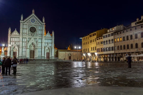 Basilica di Santa Croce di Firenze (Santa Croce) İtalya 'nın Floransa kentinde bir yaz gecesinde.