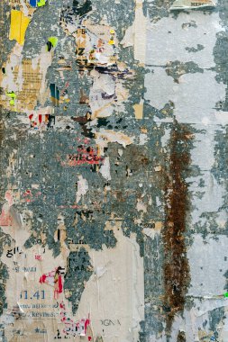 Bologna, İtalya 'da Yırtık Posterleri ve Etiketleri Olan Eski Şehir Sokak Billboard' u