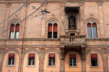 Palazzo degli Strazzaroli, İtalya 'nın Emilia-Romagna bölgesinin orta Bologna bölgesindeki Piazza di Porta Ravegnana' da bulunan Rönesans tarzı şehir sarayı..